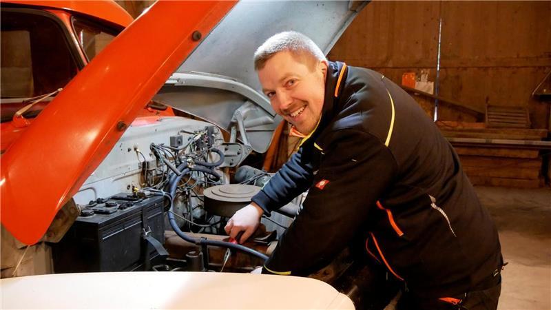 Stephan Gerken ist Oldtimer-Fan und stolz, dass der 65 Jahre alte Wagen schon nach einigen Handgriffen wieder fahren kann.