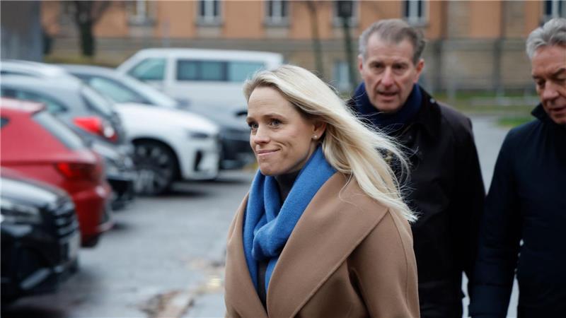 Neue Ehefrau im Block-Prozess: „Hier lügt jemand“ Stephan Hensel (hinten), Ex-Ehemann und Vater der Kinder von C. Block, und seine Frau Astrid Have kommen mit Gerd Uecker (r), Familienanwalt von S. Hensel, zur Fortsetzung des Prozesses.