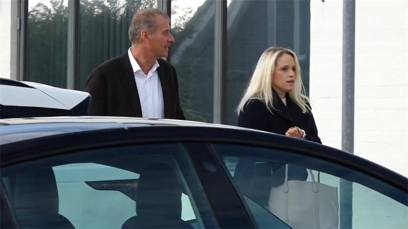Stephan Hensel (links), Ex-Ehemann von Christina Block, kommt vor dem Gericht in Dänemark an.