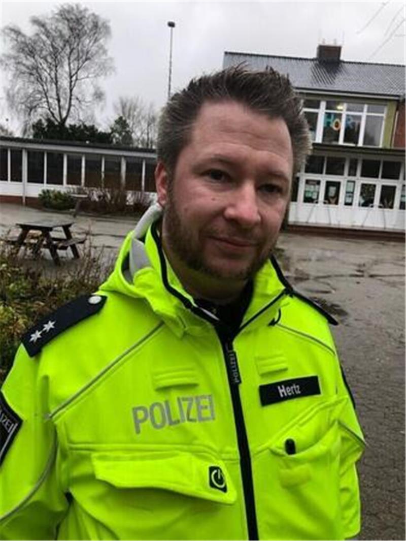 Stephan Hertz, Pressesprecher der Polizeiinspektion Cuxhaven, betont, dass es sich um keine Amoklage an der Schule handelt. Foto: Kramp