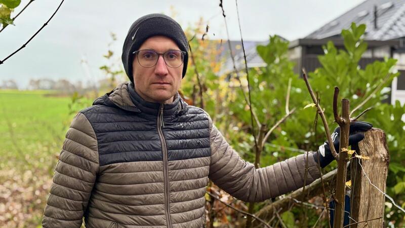 Stephan Krakow spricht für viele Anwohner: In Deinste wurden jetzt Vorgaben des Bebauungsplans wie Pflanzstreifen kontrolliert. Mit einer Fristsetzung, die alle schockiert hat.
