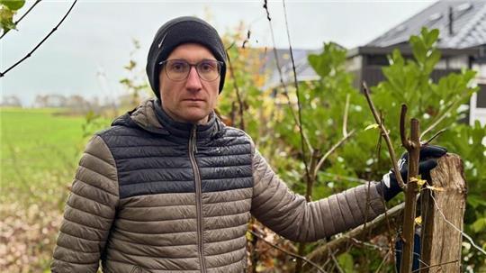 Stephan Krakow spricht für viele Anwohner: In Deinste wurden jetzt Vorgaben des Bebauungsplans wie Pflanzstreifen kontrolliert. Mit einer Fristsetzung, die alle schockiert hat.