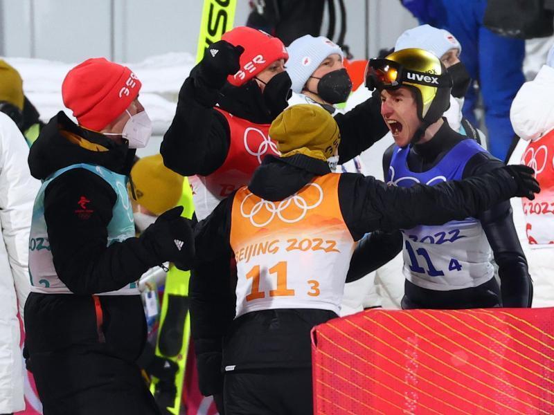 Stephan Leyhe (von links), Constantin Schmid, Markus Eisenbichler und Karl Geiger jubeln über die Medaille. Foto: Daniel Karmann/dpa