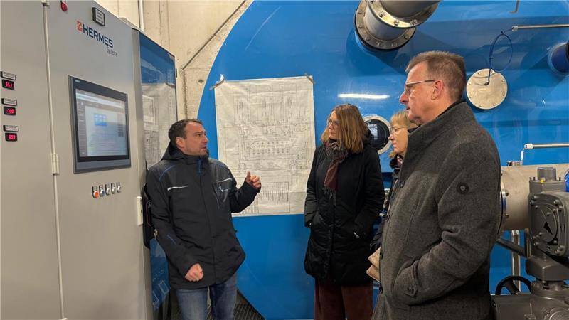 Dank unterirdischer Riesenröhren: Keine Wasserknappheit mehr in Harsefeld Stephan Missal vom Trinkwasserverband erklärt Samtgemeindebürgermeisterin Ute Kück und dem Ersten Samtgemeinderat Bernd Meinke, wie die Duckerhöhungsstation funktioniert.