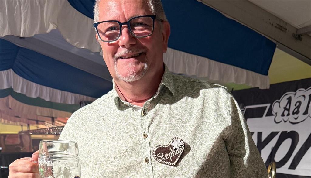 Stephan Perbandt vom Verein Insel im Moor in einer Lederhose aus Bayern mit grün...