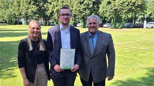 Stephan Tampke (Mitte) mit Madeleine Krämer und Jan Bornemann von der Molkerei Lamstedt nach dem erfolgreichen Abschluss seiner Ausbildung.