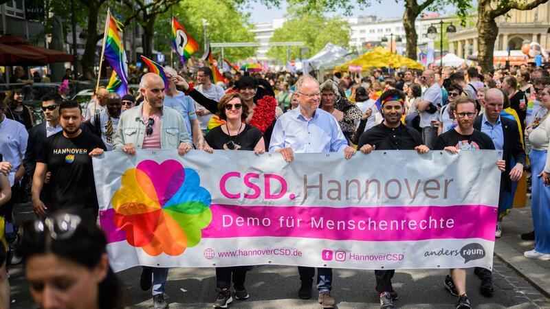 Stephan Weil (3.v.r., SPD), Ministerpräsident Niedersachsen, und Belit Onay (2.v.l., Grüne), Oberbürgermeister Hannover, tragen beim Christopher Street Day  (CSD) ein Banner mit der Aufschrift „CSD. Hannover - Demo für Menschenrechte“.