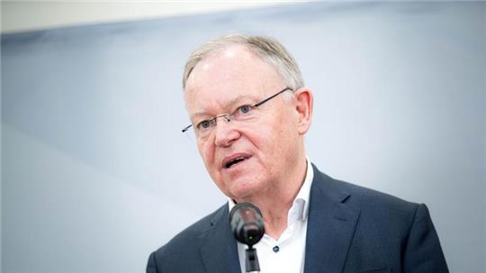 Stephan Weil, Ministerpräsident von Niedersachsen, spricht bei einer Pressekonferenz zur Klausurtagung des SPD-Landesverbandes Niedersachsen.