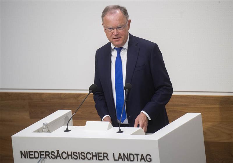 Stephan Weil (SPD), Ministerpräsident Niedersachsen, gibt eine Regierungserklärung zur Corona-Pandemie im niedersächsischen Landtag ab. Foto: Julian Stratenschulte/dpa