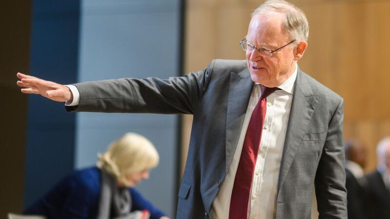 Stephan Weil (SPD), Ministerpräsident Niedersachsen, kommt in den Landtag Niedersachsen.