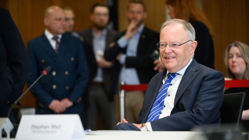 CDU: Gehaltsanhebung für Weil-Mitarbeiterin doch Einzelfall Stephan Weil (SPD), Ministerpräsident Niedersachsen, sitzt als geladener Zeuge im niedersächsischen Landtag.