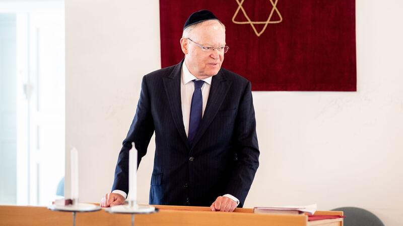 Ministerpräsident besucht Synagoge nach dem Brandanschlag Stephan Weil (SPD), Ministerpräsident in Niedersachsen, spricht bei einem Besuch der Synagoge vor Mitgliedern der jüdischen Gemeinde.