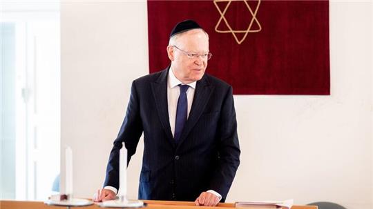 Stephan Weil (SPD), Ministerpräsident in Niedersachsen, spricht bei einem Besuch der Synagoge vor Mitgliedern der jüdischen Gemeinde.