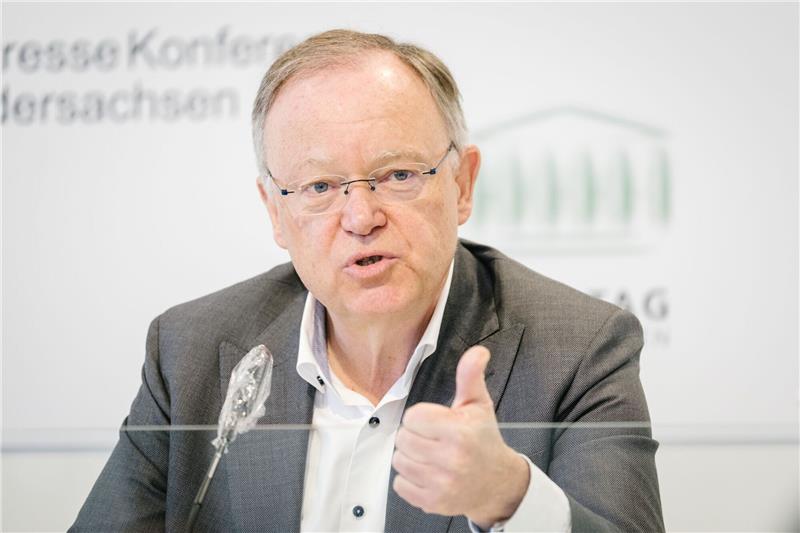 Weil begrüßt vom Bund geplantes Neun-Euro-Ticket Stephan Weil (SPD), Ministerpräsident von Niedersachsen, spricht im niedersächsischen Landtag.
