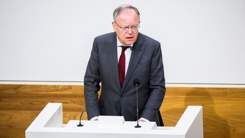 Nach Klimafonds-Urteil: Weil warnt vor Kürzungen Stephan Weil (SPD), Ministerpräsident von Niedersachsen, spricht im Landtag.