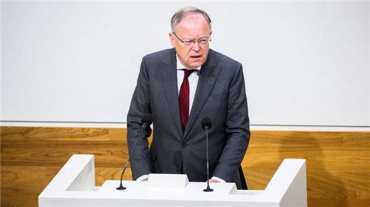 Stephan Weil (SPD), Ministerpräsident von Niedersachsen, spricht im Landtag.