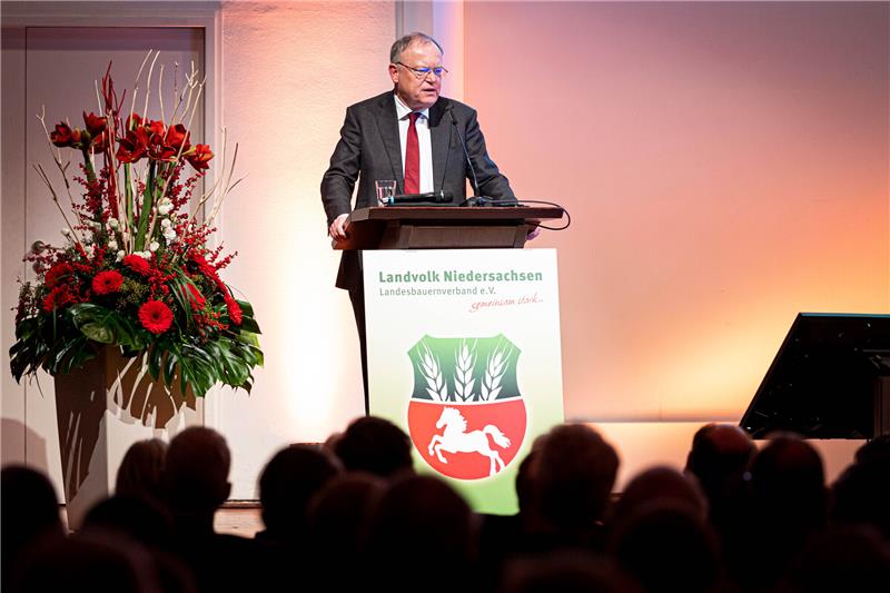 Stephan Weil (SPD), Ministerpräsident von Niedersachsen, hält bei einer Feststunde zum 75-jährigen Bestehen des Landvolk Niedersachsen im Hannover Congress Centrum (HCC) eine Rede. Foto: Moritz Frankenberg/dpa