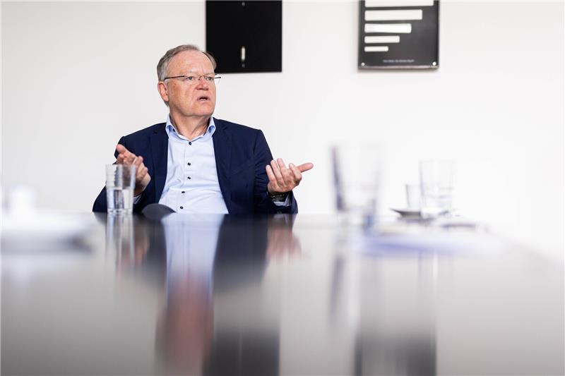 Stephan Weil (SPD), Ministerpräsident von Niedersachsen, sitzt in seinem Büro in der Staatskanzlei bei einem Interview mit der Deutschen Presse-Agentur. Foto: Michael Matthey/dpa