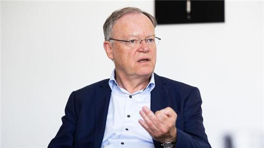 Stephan Weil (SPD), Ministerpräsident von Niedersachsen, sitzt in seinem Büro in der Staatskanzlei (Archivbild).