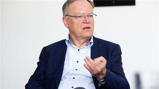 Stephan Weil (SPD), Ministerpräsident von Niedersachsen, sitzt in seinem Büro in der Staatskanzlei während eines Interviews der Deutschen Presse-Agentur.