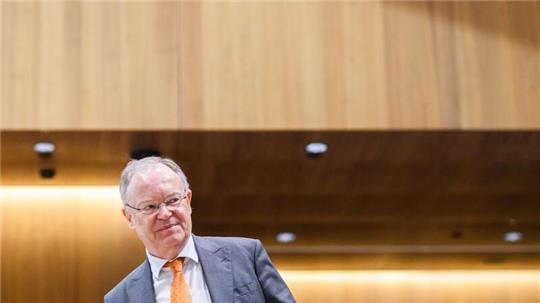 Stephan Weil (SPD), Ministerpräsident von Niedersachsen, steht im niedersächsischen Landtag.