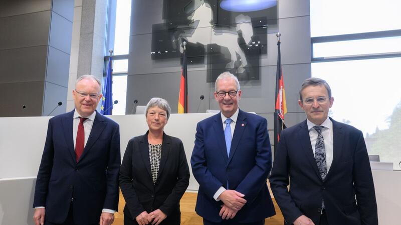 75 Jahre Grundgesetz: Politiker fordern Demokratieeinsatz Stephan Weil (SPD, l-r), Ministerpräsident von Niedersachsen, Hanna Naber (SPD), Landtagspräsidentin von Niedersachsen, Andreas Busch, Professor für Politikwissenschaft an der Universität Göttingen, und Wilhelm Mestwerdt, Präsident des Niedersächsischen Staatsgerichtshofes.