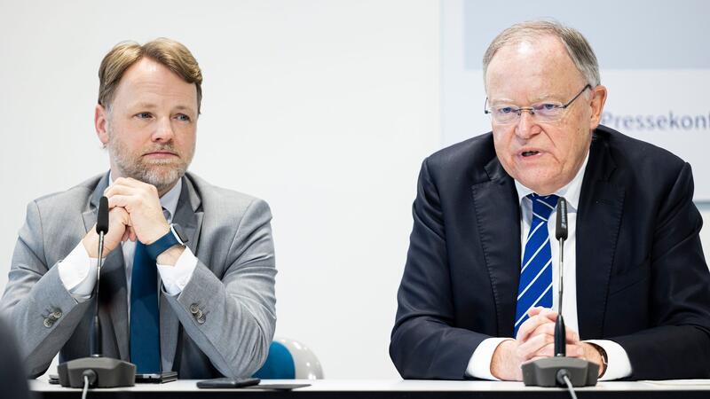 Ausschuss zu Weil-Mitarbeiterin befragt Finanzminister Stephan Weil (SPD, r), Ministerpräsident von Niedersachsen, spricht auf einer Pressekonferenz zu einem Nachtragshaushalt aufgrund des Hochwassers in der Landespressekonferenz neben Gerald Heere (Bündnis 90/Die Grünen), Finanzminister von Niedersachsen.