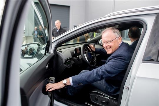 Stephan Weil (SPD), hier bei einer Werksführung im Werk Emden der Volkswagen AG, geht wieder auf Sommertour. Foto: Hauke-Christian Dittrich/dpa