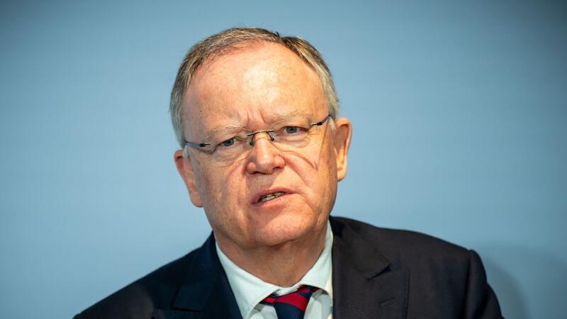 Stephan Weil (SPD),spricht bei der Pressekonferenz.