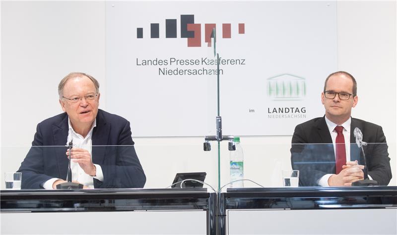 Stephan Weil (l, SPD), Ministerpräsident Niedersachsen, und Grant Hendrik Tonne (SPD), Kultusminister Niedersachsen, sitzen in der Landespressekonferenz bei einer Pressekonferenz zu weiteren Maßnahmen zur Eindämmung der Corona-Infektionszahlen. Foto: Julian Stratenschulte/dpa