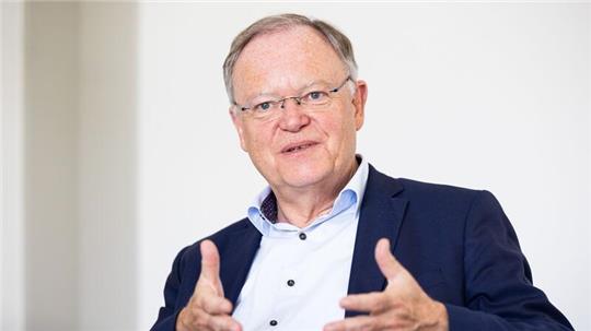 Stephan Weil sitzt in seinem Büro in der Staatskanzlei bei einem Interview der Deutschen Presse-Agentur.