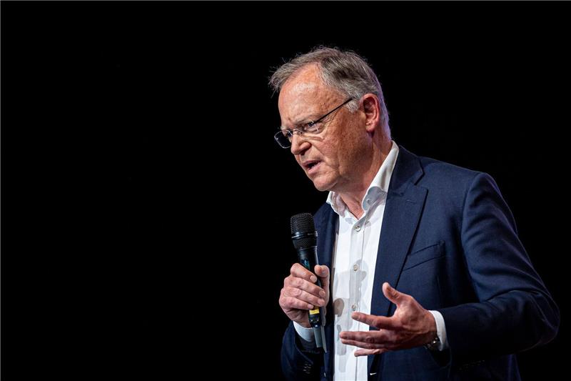 Stephan Weil spricht bei der Landesvertreterversammlung der SPD Niedersachsen.