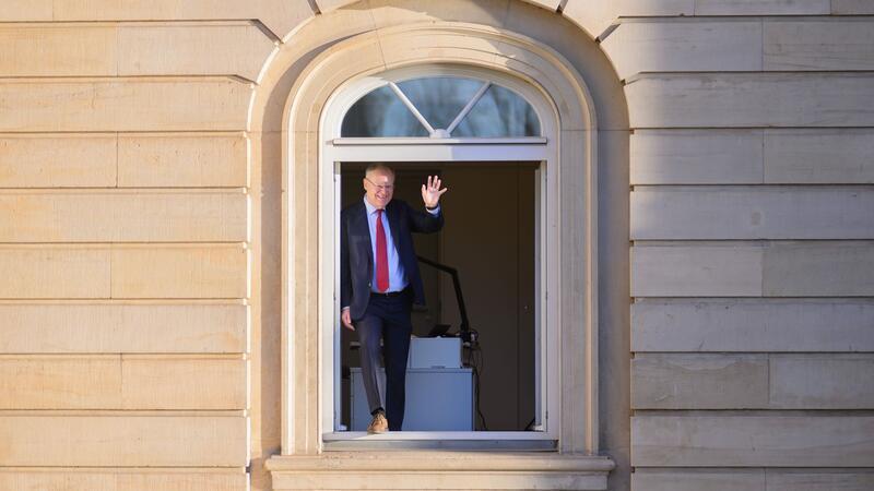 Stephan Weil steht am Fenster seines Abgeordnetenbüros im niedersächsischen Landtag. (Archivbild)