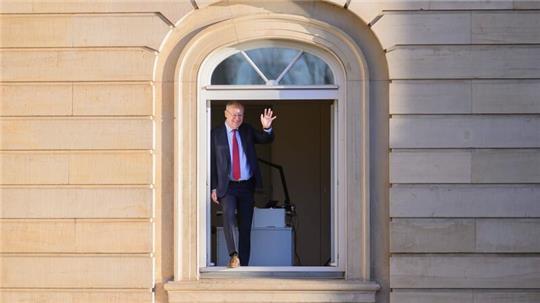 Stephan Weil steht am Fenster seines Abgeordnetenbüros im niedersächsischen Landtag. (Archivbild)