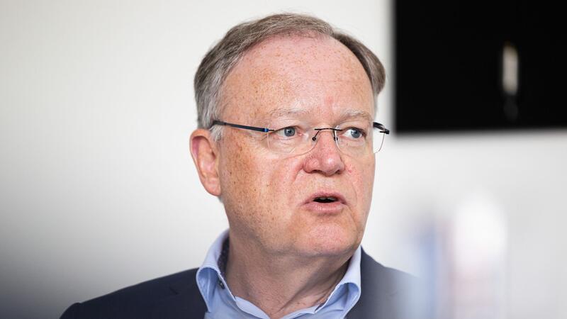 Stephan Weil verweist auf Straßen und Schienen - auch diese würden am Ende von den Steuerzahlern finanziert.