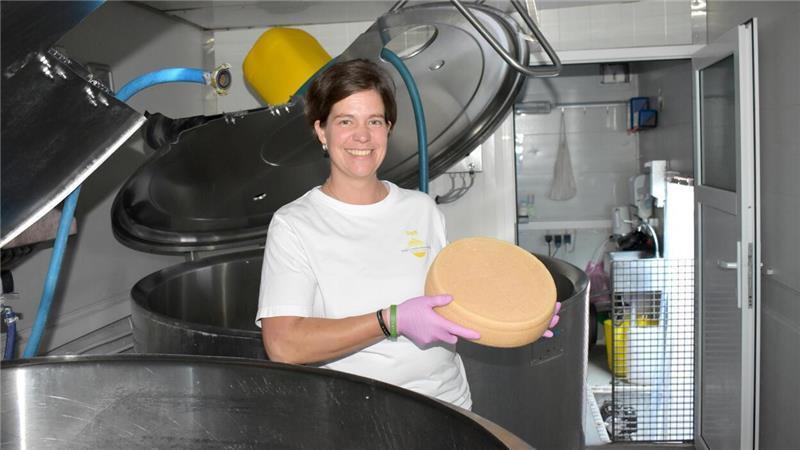Stephanie Heidrich aus Elsdorf steht in ihrer mobilen Käserei. 