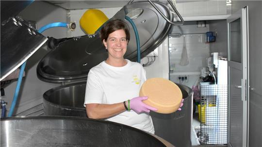 Stephanie Heidrich aus Elsdorf steht in ihrer mobilen Käserei. 