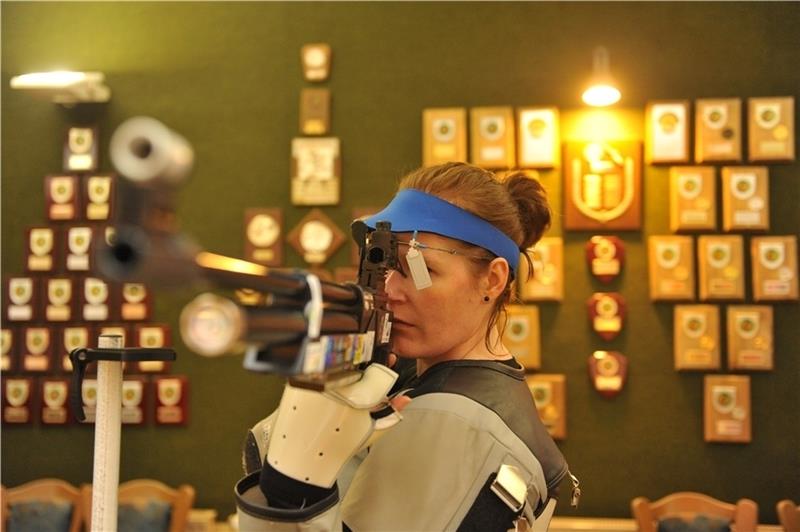 Schützin Stephanie Schwarz hat nächsten Titel im Visier Stephanie Schwarz bereitet sich hier auf dem Schießstand der Schützengilde Buxtehude auf die Bezirksmeisterschaft vor. Foto: Scholz