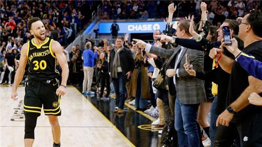 Stephen Curry (l) führte die Golden State Warriors zum Sieg.