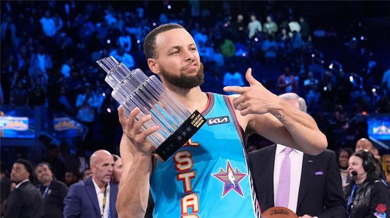 Sieg im All-Star-Game: NBA-Superstar Curry räumt ab Stephen Curry wurde zum MVP des All-Star-Games gekürt.