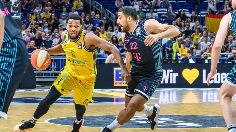 Sterling Brown (l) und die Albatrosse holten in der Serie gegen die Telekom Baskets Bonn das 1:0.