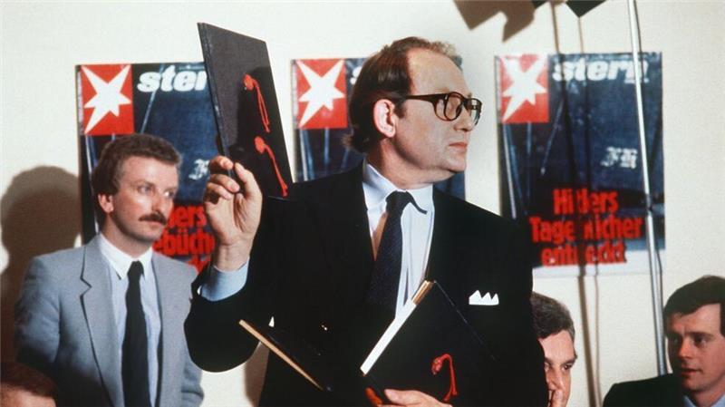 Falsche Hitler-Tagebücher – „Stern“-Reporter Heidemann tot „Stern“-Reporter Gerd Heidemann präsentierte 1983 auf einer Pressekonferenz des Hamburger Magazins „Stern“ die angeblichen Hitler-Tagebücher. (Archivbild)