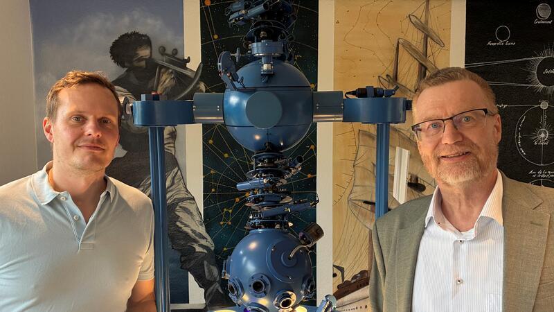 Sternengucker: Dr. Sebastian Ipach mit dem Leiter des Olbers-Planetariums in Bremen, Andreas Vogel (von links).