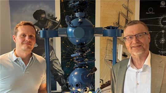 Sternengucker: Dr. Sebastian Ipach mit dem Leiter des Olbers-Planetariums in Bremen, Andreas Vogel (von links).