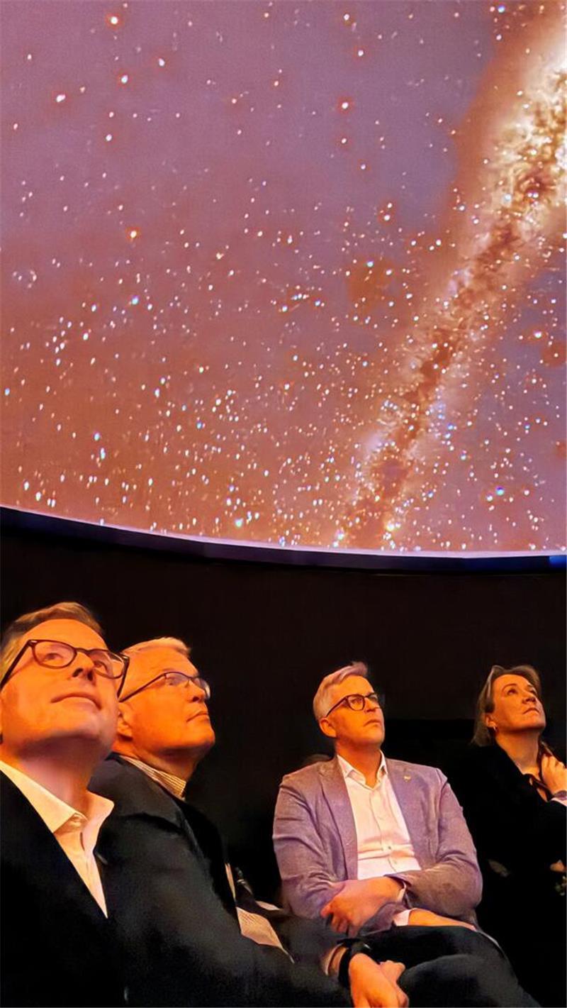 Sternengucker aus der Politik bei der offiziellen Einweihung des Planetariums.