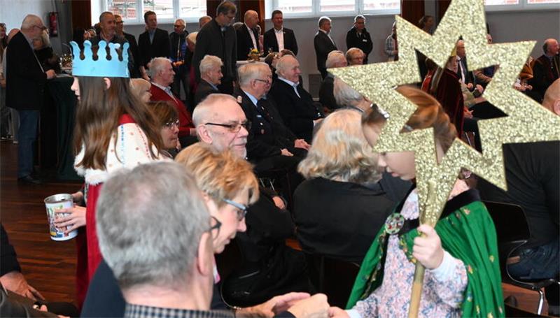 Sternensinger sammeln Spenden in der Festhalle.