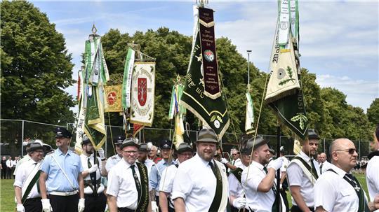 Sternmarsch auf dem Sportplatz: Der Schützenverein Kutenholz leistet sich eine neue Fahne.