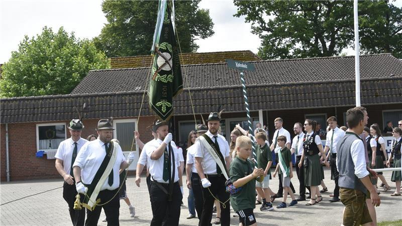 Ehrensache auch bei Hitze: Kutenholzer Schützen weihen neue Fahne Sternmarsch in Kutenholz.