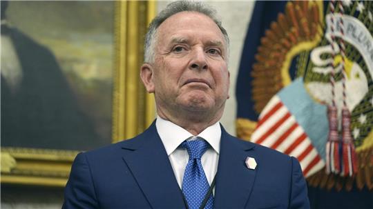 Steve Witkoff, US-Sondergesandter für den Nahen Osten, beobachtet, wie US-Präsident Trump im Oval Office des Weißen Hauses am 3. Februar 2025 in Washington Durchführungsverordnungen unterzeichnet.