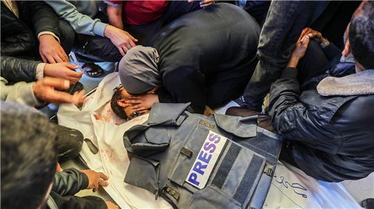 Steve Witkoff, US-Sondergesandter für den Nahen Osten, beobachtet, wie US-Präsident Trump im Oval Office des Weißen Hauses am 3. Februar 2025 in Washington Durchführungsverordnungen unterzeichnet.